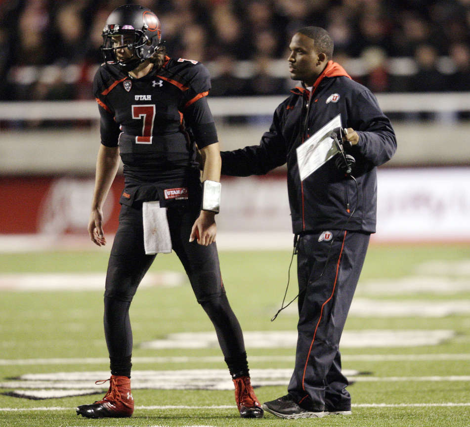 Utah Utes quarterback Travis Wilson (7) gets a play from Brian Johnson (Jeffrey D. Allred, Deseret News)