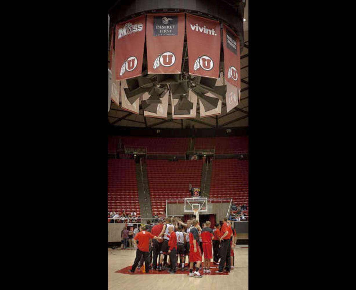 The Utes bring it in before the intrateam scrimmage at the "Night with the Runnin' Utes" in the Jon Huntsman Center (Ben Brewer, Deseret News)