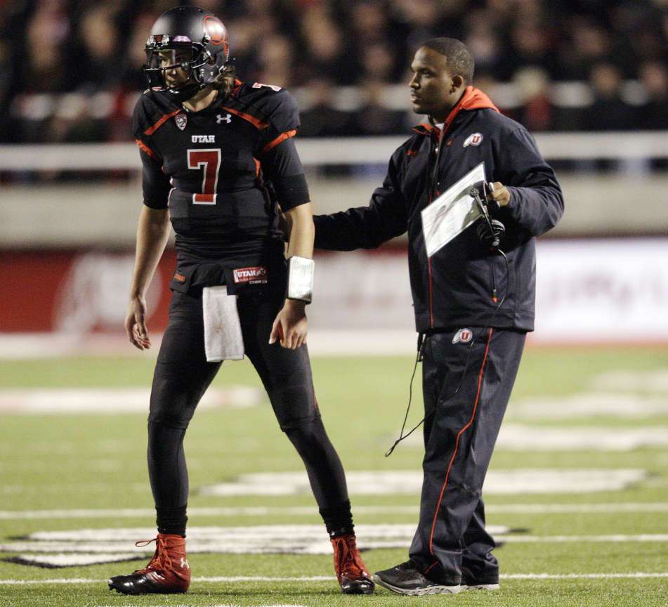 Utah Utes quarterback Travis Wilson (7) gets a play from Brian Johnson (Jeffrey D. Allred, Deseret News)