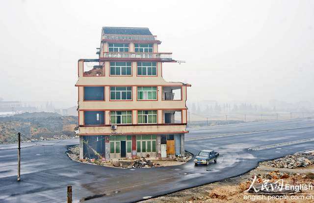 Chinese home stranded on freeway after couple refuses demolition