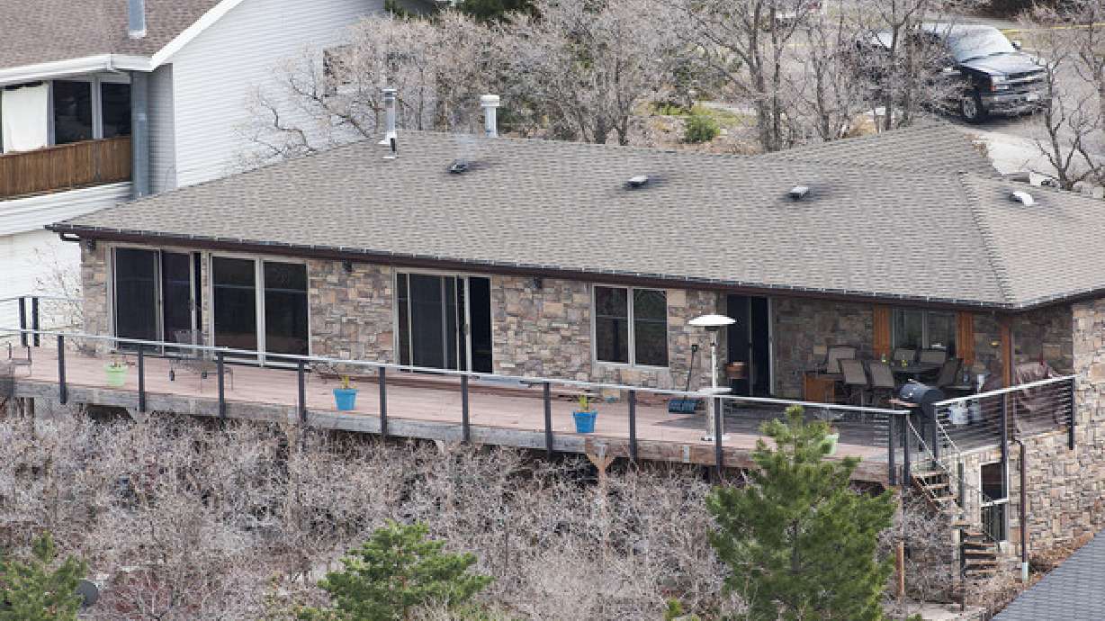 Police identify 1 victim in Sandy shooting, house fire