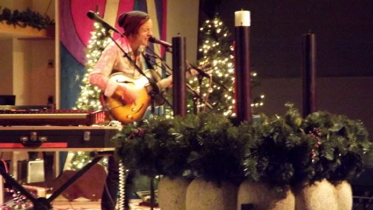 Siblings throw concert to pay for mother's cancer as Christmas gift