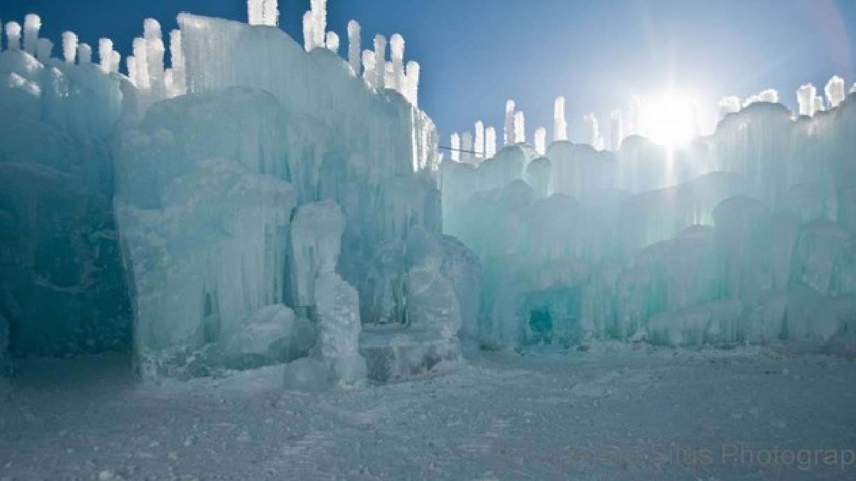 Utah man builds ice castle at Mall of America
