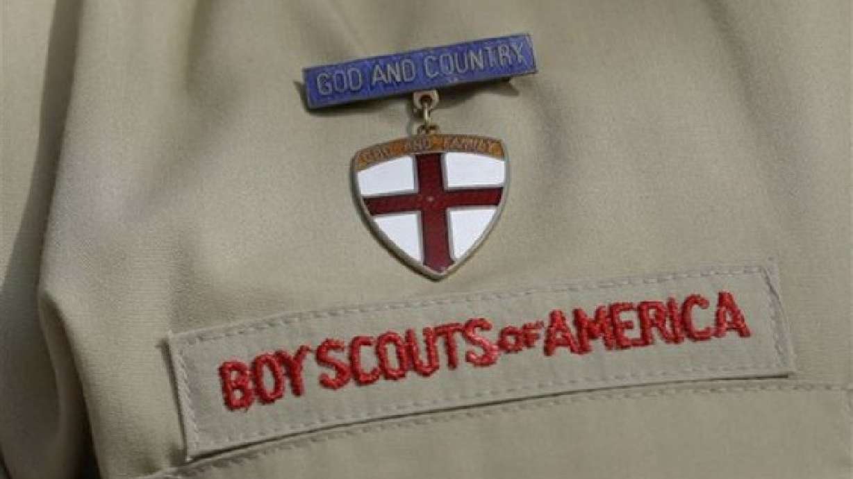 Boy Scouts start accepting gay youths on New Year's Day