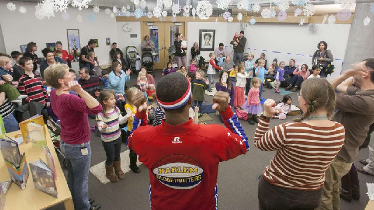 Ahead of performance, Harlem Globetrotter reads to kids
