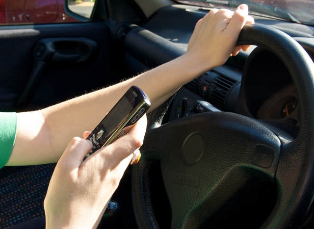 Bill would ban teen cellphone use while driving