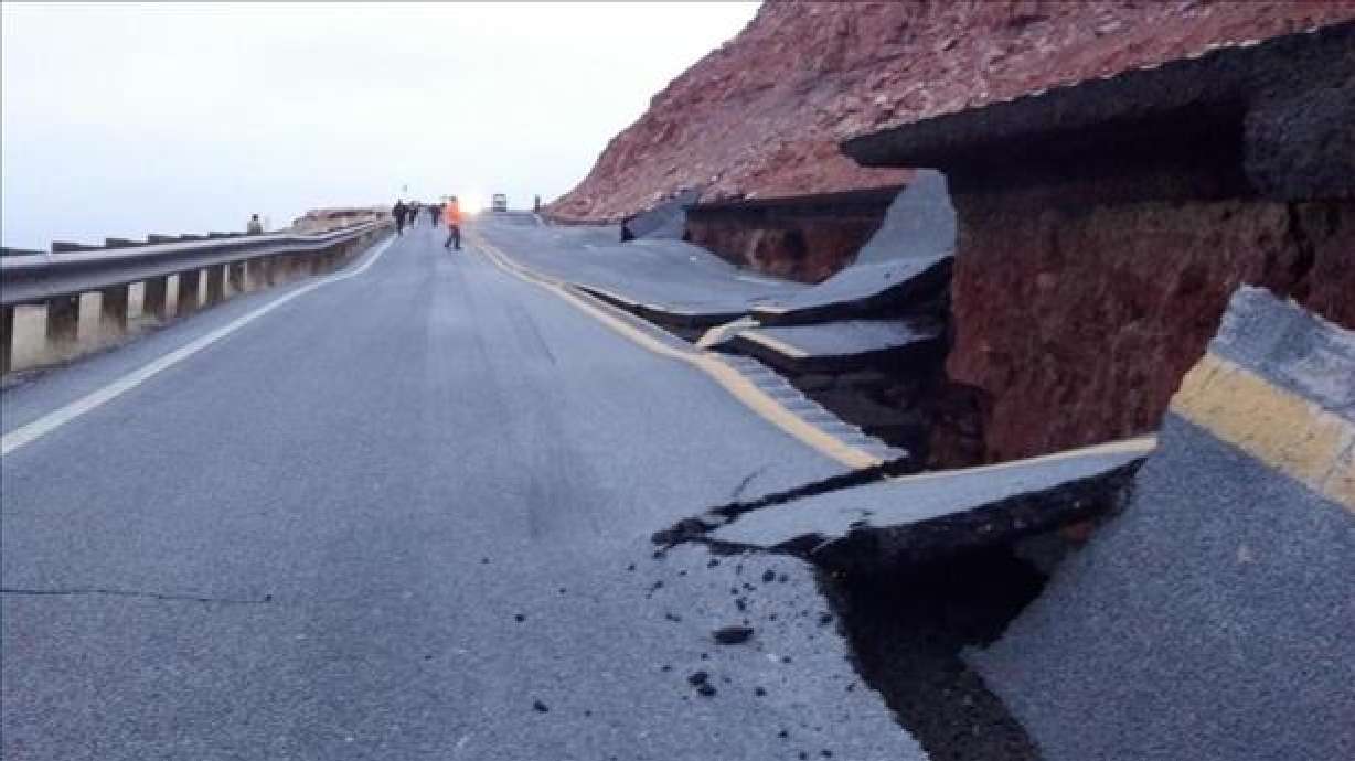 Landslide closes Highway 89 near Page