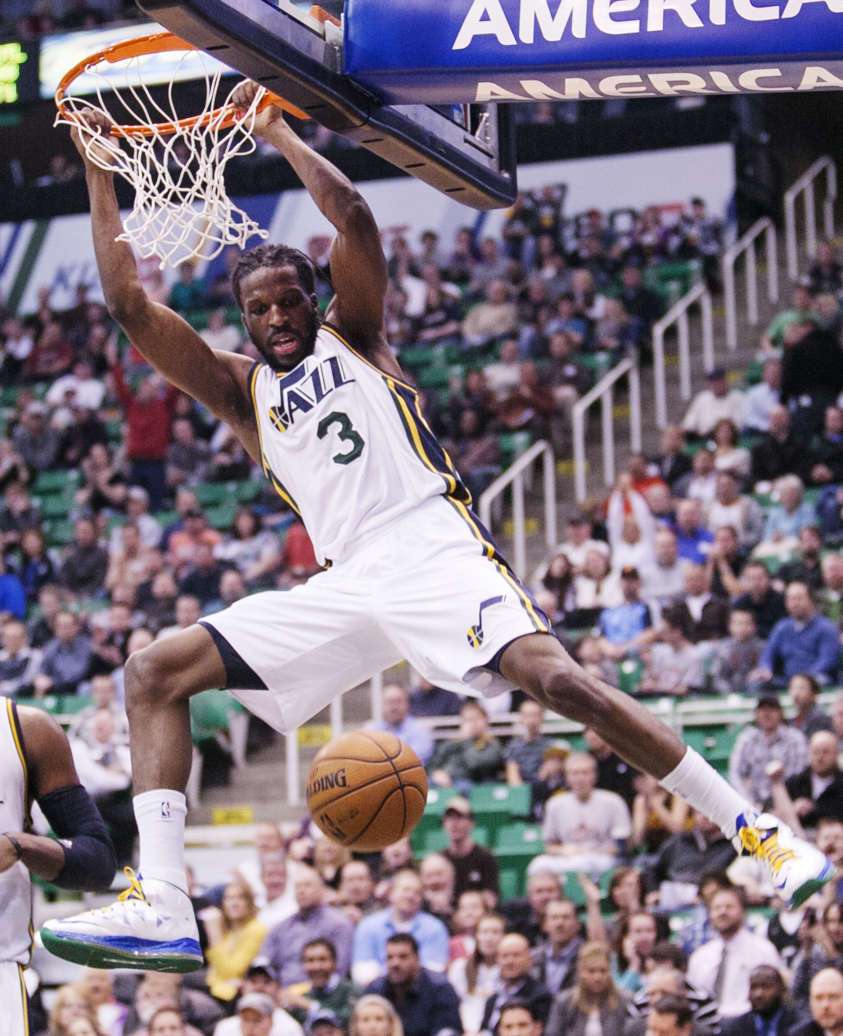 Utah's DeMarre Carroll dunks the ball (Scott G Winterton, Deseret News)