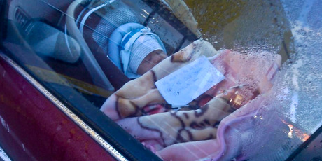 Mom leaves infant alone in car with note to passers-by