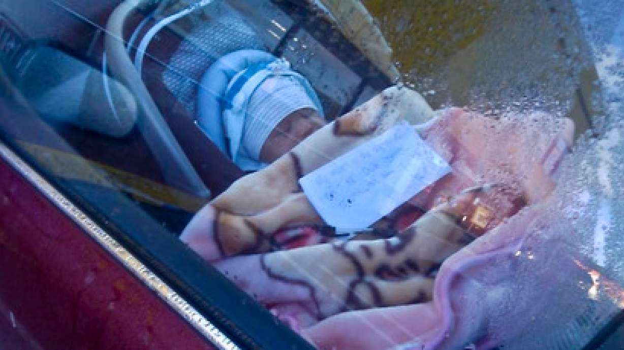 Mom leaves infant alone in car with note to passers-by