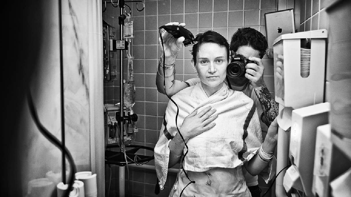 Man honors wife by documenting her cancer battle through pictures