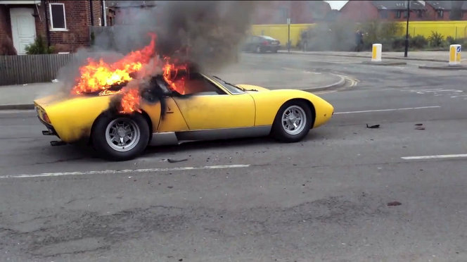 Extremely rare Lamborghini Miura burns on London street