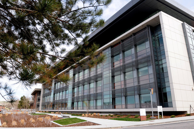 New U. pharmacy building offers better place to make, test new drugs