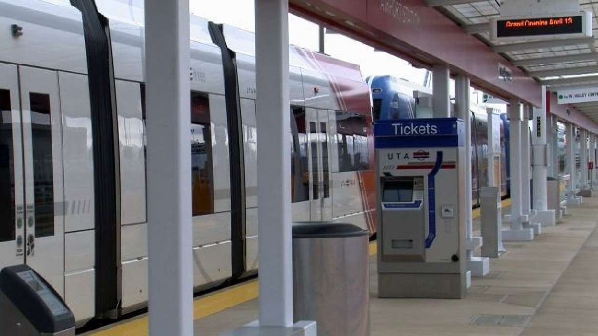 Airport TRAX line opens with free rides and fanfare