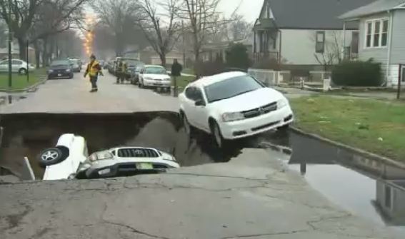 VIDEO: Chicago sinkhole swallows 3 cars
