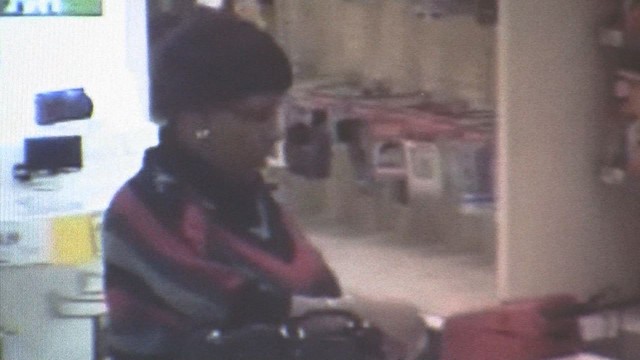 Thieves rob woman while pretending to help daughter in wheelchair