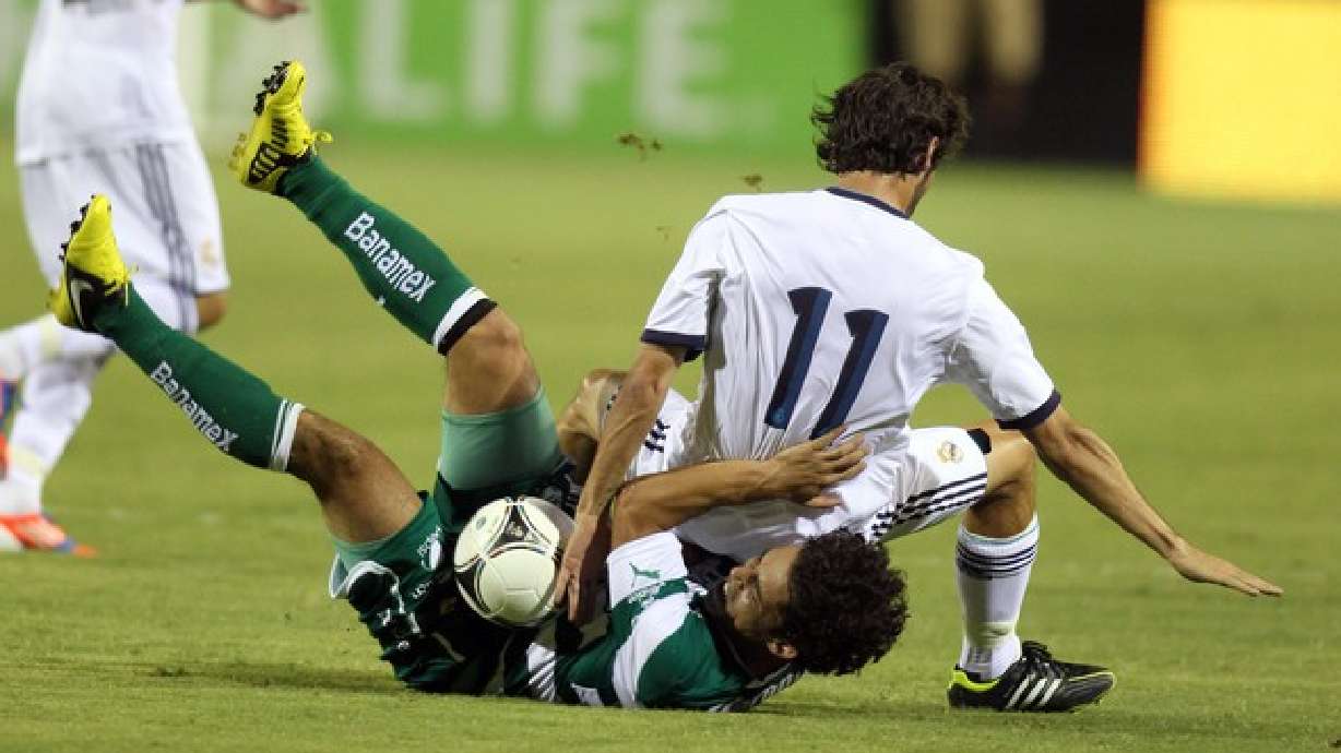 Real Madrid gana a Santos 2-1