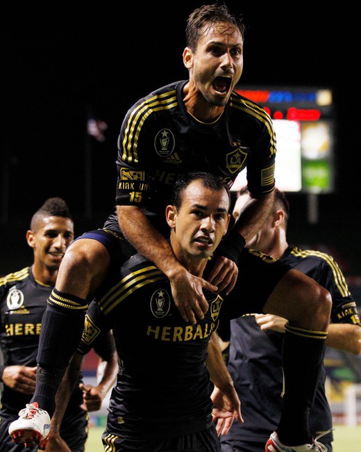 Líder San José sigue ganando con goles de último minuto