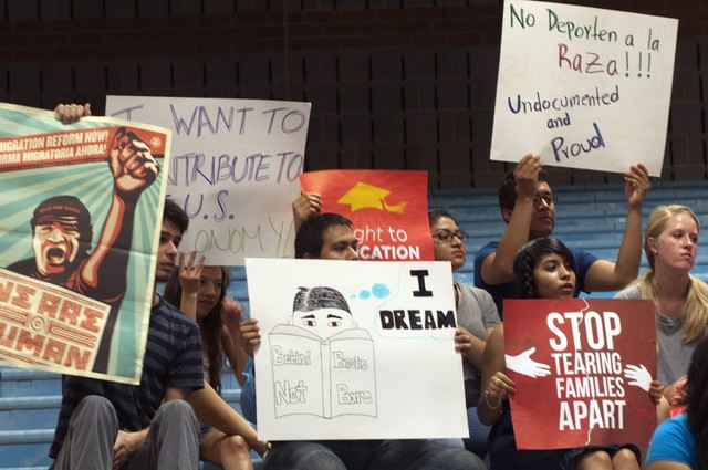 "Soñadores" se oponen a la demanda presentada por los agentes de ICE