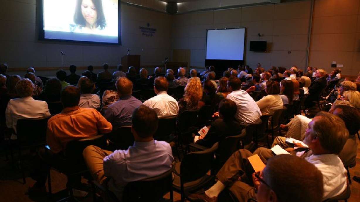 Documental y diálogo sobre el cáncer de mama y próstata y su detección