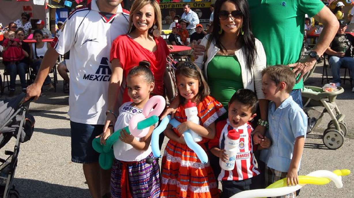 Familias en Fiesta Mexicana