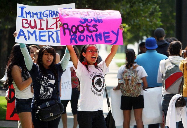 DREAMers protestan ante Romney