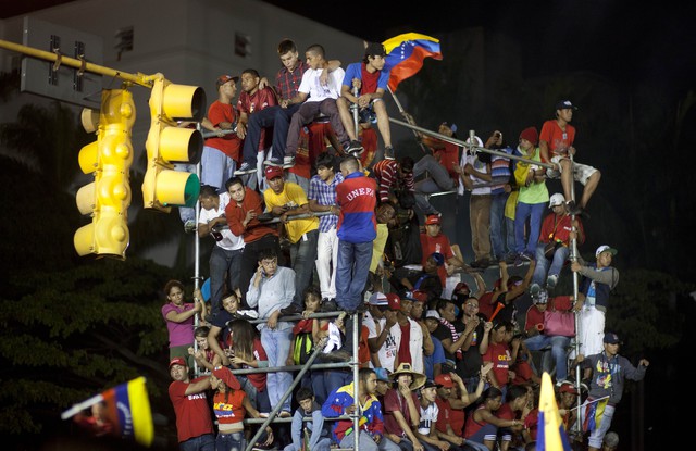 Hugo Chávez gana con el 54,42% de votos