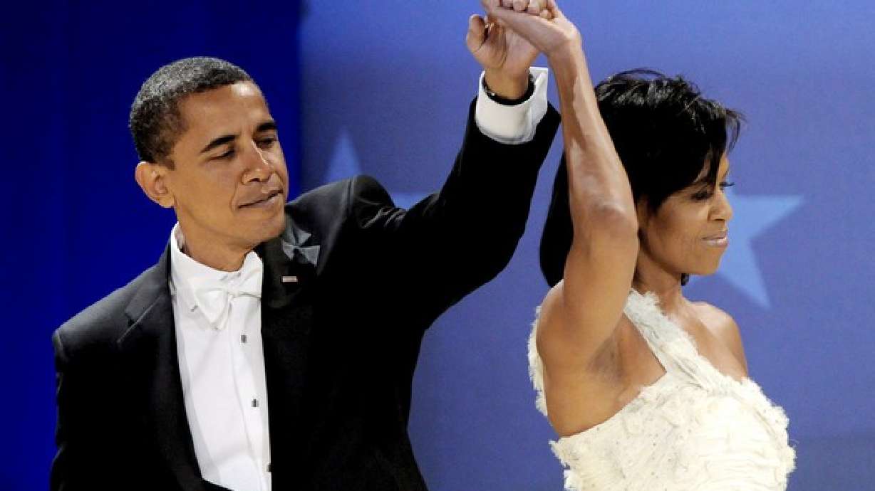 Obama presume de no bailar salsa "tan mal"