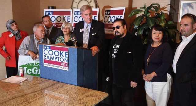 Cooke se compromete con las minorías