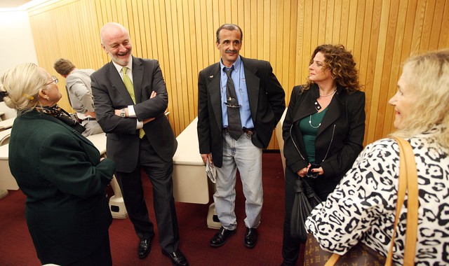 Españoles reciben visita de Embajador