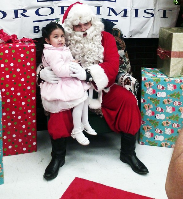 Madres solteras y sus hijos reciben a Papá Noel