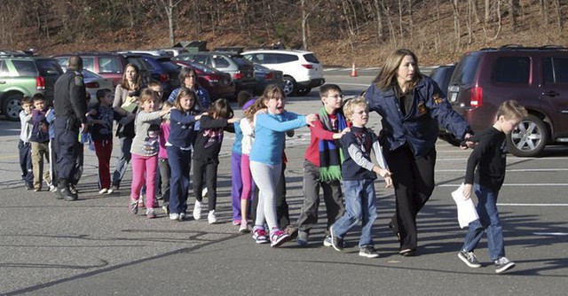 Mueren 27 por tiroteo en Connecticut