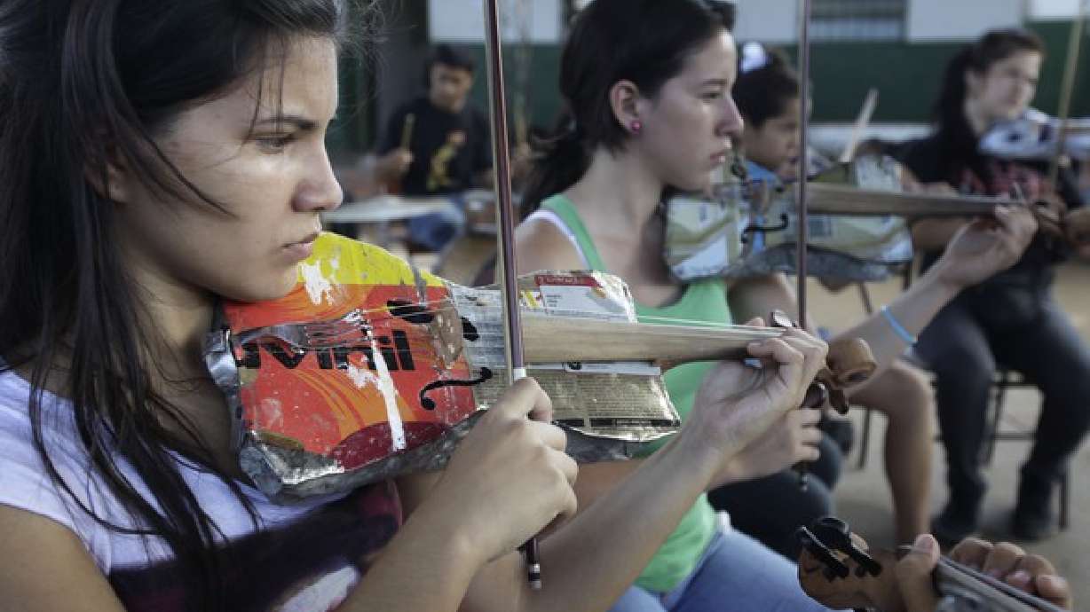 Niños de basural paraguayo interpretan a Beethoven
