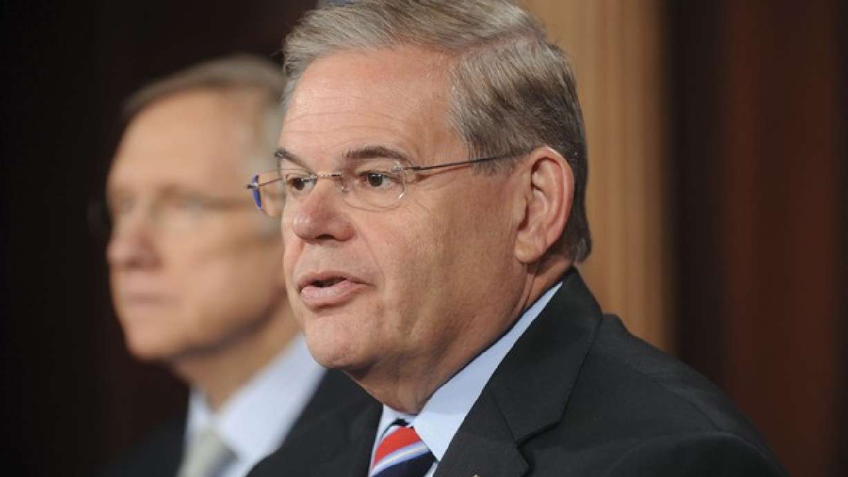 Menéndez confirma que becario de su oficina era indocumentado