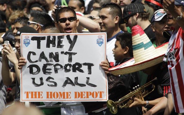 Demandan por detención de inmigrantes