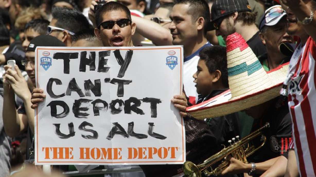 Demandan por detención de inmigrantes