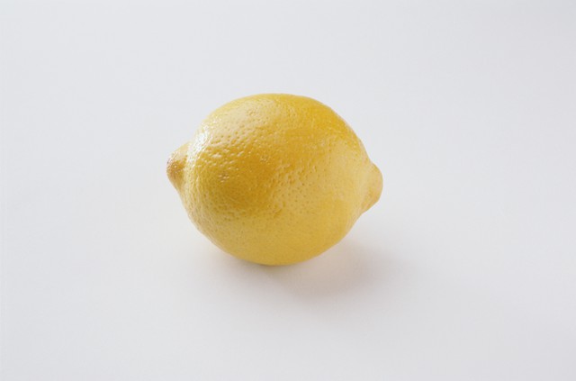 10 razones por tomar agua de limón caliente en ayunas