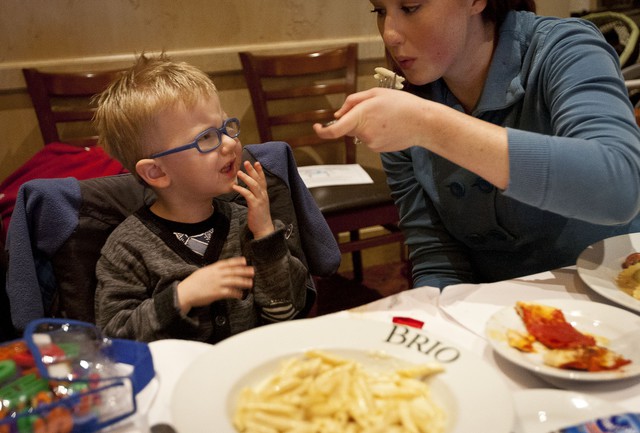 Cena familiar con el autismo