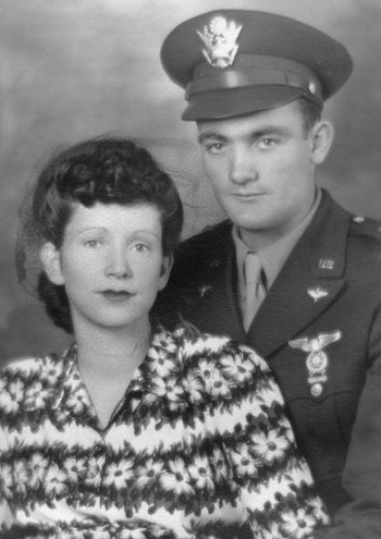 While Grant Turley was on a 10-day leave from the Air Corps in 1943,
he and his wife, Kitty, posed for this photo. Three days later, Grant
returned to training on the East Coast and Kitty remained in Arizona.
(Photo: Wanda Smith)