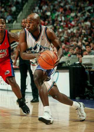 Jacque Vaughn drives by Corey Maggette of the clippers at the Delta Center. 10/31/00. (MICHAEL BRANDY)