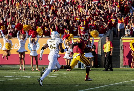 Southern California wide receiver Marqise Lee, right, runs for a touchdown ahead of Oregon defensive back Brian Jackson during the first half of an NCAA college football game, Saturday, Nov. 3, 2012, in Los Angeles. (AP Photo/Bret Hartman)