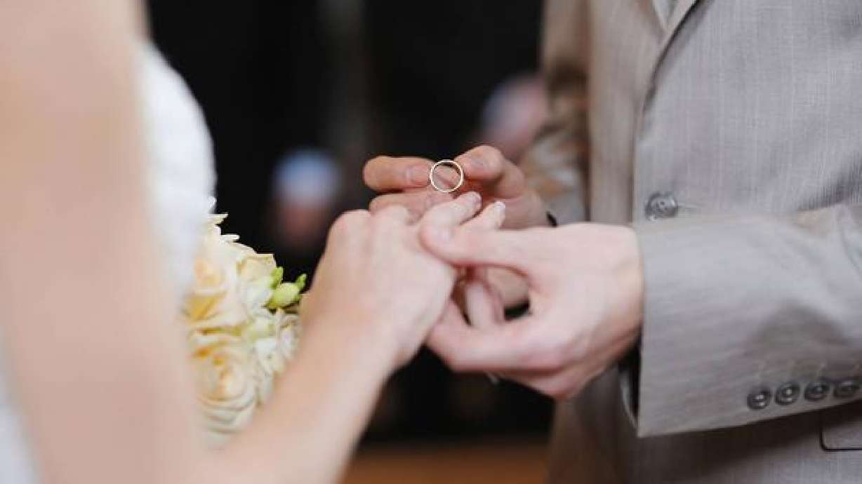 German groom forgets bride at gas station