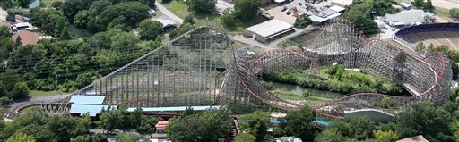 Muere una mujer al caerse de lo alto de una montaña rusa en Texas