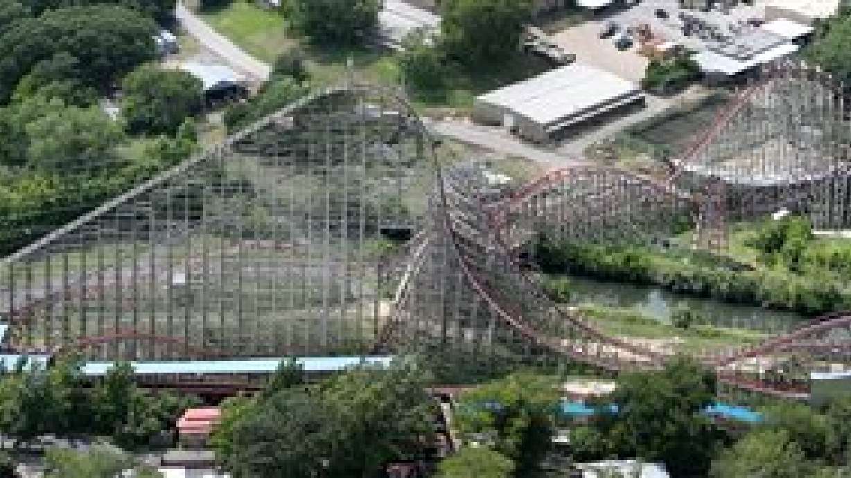 Muere una mujer al caerse de lo alto de una montaña rusa en Texas