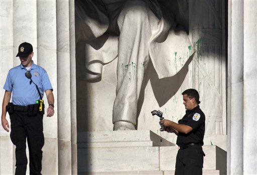 Green paint splattered on DC's Lincoln Memorial 