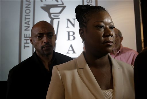 Recogen 150.000 firmas para pedir cambio en ley de defensa personal en EE.UU.