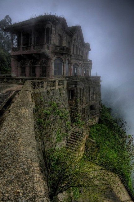 Perched atop a cliff with a direct view of the falls, El Hotel del Salto flourished until the river became contaminated and visitors dwindled.
