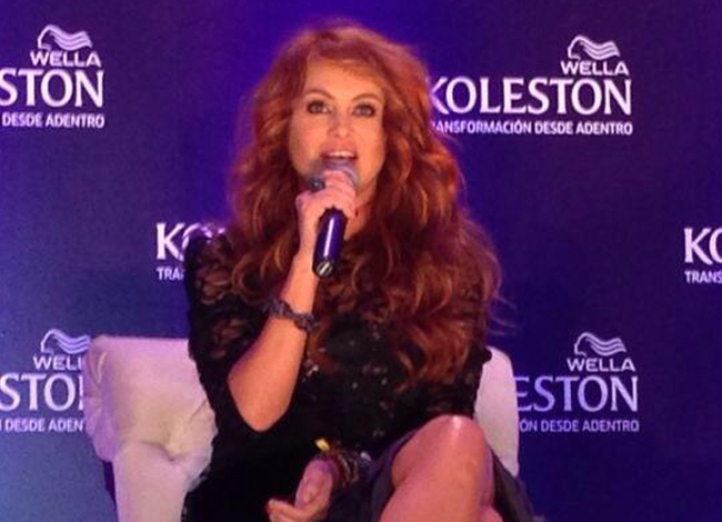 Paulina Rubio se convierte en pelirroja