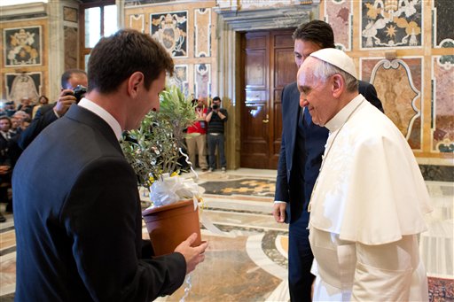 Dos grandes argentinos se juntan en el Vaticano: el papa Francisco y Lionel Messi.