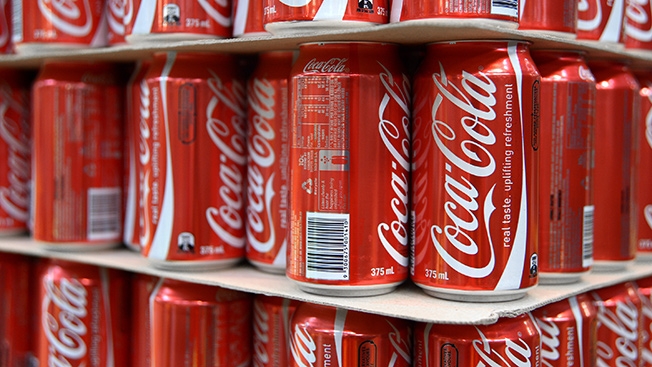 Lawn maintenance, bug repellent, and 41 other bizarre things you can do  with a can of Coke, image size:1228x690